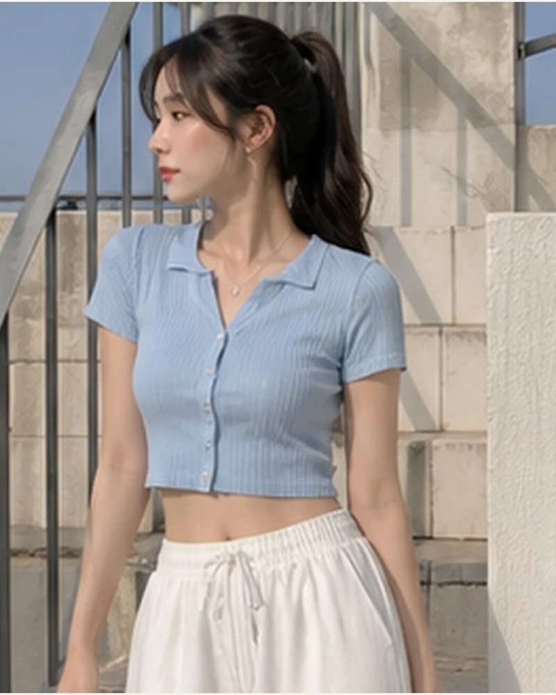 소프트 블루 크롭 버튼 티